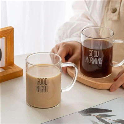 검은색 또는 흰색 데칼이 있는 단층 유리 손잡이 컵